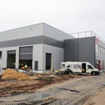 Car, cesarz, król i papież na peronie w Bzinie - Radio Kielce 17.11.2022. Skarżysko-Kamienna. Budowa kompleksu utrzymaniowego taboru kolejowego spółki POLREGIO / Fot. Wiktor Taszłow – Radio Kielce