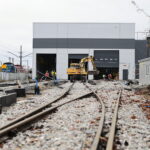 Car, cesarz, król i papież na peronie w Bzinie - Radio Kielce 17.11.2022. Skarżysko-Kamienna. Budowa kompleksu utrzymaniowego taboru kolejowego spółki POLREGIO / Fot. Wiktor Taszłow – Radio Kielce