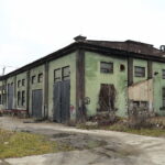 Car, cesarz, król i papież na peronie w Bzinie - Radio Kielce 17.11.2022. Skarżysko-Kamienna. Zabudowania dawnej lokomotywowni (parowozowni i spalinowozowni) oraz warsztatów kolejowych / Fot. Wiktor Taszłow – Radio Kielce