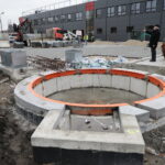 Car, cesarz, król i papież na peronie w Bzinie - Radio Kielce 17.11.2022. Skarżysko-Kamienna. Budowa kompleksu utrzymaniowego taboru kolejowego spółki POLREGIO / Fot. Wiktor Taszłow – Radio Kielce