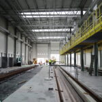 Car, cesarz, król i papież na peronie w Bzinie - Radio Kielce 17.11.2022. Skarżysko-Kamienna. Budowa kompleksu utrzymaniowego taboru kolejowego spółki POLREGIO / Fot. Wiktor Taszłow – Radio Kielce