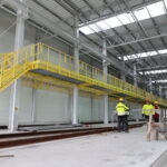 Car, cesarz, król i papież na peronie w Bzinie - Radio Kielce 17.11.2022. Skarżysko-Kamienna. Budowa kompleksu utrzymaniowego taboru kolejowego spółki POLREGIO / Fot. Wiktor Taszłow – Radio Kielce