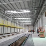 Car, cesarz, król i papież na peronie w Bzinie - Radio Kielce 17.11.2022. Skarżysko-Kamienna. Budowa kompleksu utrzymaniowego taboru kolejowego spółki POLREGIO / Fot. Wiktor Taszłow – Radio Kielce