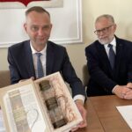 03.11.2022. Smyków. Na zdjęciu (od lewej): Jarosław Pawelec i Zbigniew Deręgowski - prezes firmy Algeo / Fot. Magdalena Galas-Klusek - Radio Kielce