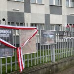 10.11.2022. Podobizny żołnierzy Armii Krajowej umieszczono na ogrodzeniu Komendy Powiatowej Policji w Końskich / Fot. Magdalena Galas-Klusek - Radio Kielce