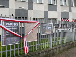 10.11.2022. Podobizny żołnierzy Armii Krajowej umieszczono na ogrodzeniu Komendy Powiatowej Policji w Końskich / Fot. Magdalena Galas-Klusek - Radio Kielce