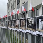 10.11.2022. Podobizny żołnierzy Armii Krajowej umieszczono na ogrodzeniu Komendy Powiatowej Policji w Końskich / Fot. Magdalena Galas-Klusek - Radio Kielce