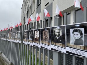 10.11.2022. Podobizny żołnierzy Armii Krajowej umieszczono na ogrodzeniu Komendy Powiatowej Policji w Końskich / Fot. Magdalena Galas-Klusek - Radio Kielce