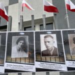 10.11.2022. Podobizny żołnierzy Armii Krajowej umieszczono na ogrodzeniu Komendy Powiatowej Policji w Końskich / Fot. Magdalena Galas-Klusek - Radio Kielce