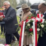 Minister Andrzej Adamczyk spotkał się z mieszkańcami województwa - Radio Kielce 05.11.2022. Kałków. Spotkanie z ministrem Andrzejem Adamczykiem. Na zdjęciu (od lewej): Andrzej Adamczyk - minister infrastruktury, Agata Wojtyszek - przewodnicząca północnego okręgu PiS i Piotr Wawrzyk - wiceminister spraw zagranicznych / Fot. Anna Głąb - Radio Kielce