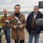 07.11.2022. Starachowice. Prace przy oczyszczeniu Pasternika. Na zdjęciu (przemawia): Marek Materek - prezydent Starachowic. / Fot. Anna Głąb - Radio Kielce