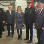 09.11.2022. Ostrowiec Św. Wręczenie promes dla MDP z powiatów ostrowieckiego i opatowskiego. Na zdjęciu (od lewej): st. bryg. Robert Grudzień - komendant powiatowy PSP w Ostrowcu Św., senator Jarosław Rusiecki, poseł Agata Wojtyszek, nadbrygadier Krzysztof Hejduk - zastępca komendanta głównego PSP, poseł Andrzej Kryj. Fot. Anna Głąb - Radio Kielce