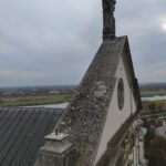 07.11.2022. Sandomierz. Zdjęcie ze szczytu bazyliki katedralnej ozdoby frontonu świątyni. / Fot. ks. Grzegorz Słodkowski - rzecznik diecezji sandomierskiej