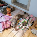 16.11.2022. Pińczów. Przygotowania do otwarcia wystawy pt. „Jej wysokość Lalka”. / Fot. Marta Gajda-Kruk - Radio Kielce