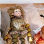 16.11.2022. Pińczów. Przygotowania do otwarcia wystawy pt. „Jej wysokość Lalka”. / Fot. Marta Gajda-Kruk - Radio Kielce