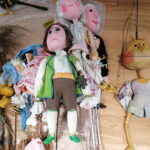 16.11.2022. Pińczów. Przygotowania do otwarcia wystawy pt. „Jej wysokość Lalka”. / Fot. Marta Gajda-Kruk - Radio Kielce