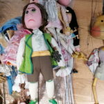 16.11.2022. Pińczów. Przygotowania do otwarcia wystawy pt. „Jej wysokość Lalka”. / Fot. Marta Gajda-Kruk - Radio Kielce