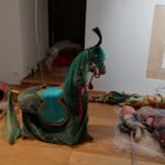 16.11.2022. Pińczów. Przygotowania do otwarcia wystawy pt. „Jej wysokość Lalka”. / Fot. Marta Gajda-Kruk - Radio Kielce