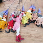 16.11.2022. Pińczów. Przygotowania do otwarcia wystawy pt. „Jej wysokość Lalka”. / Fot. Marta Gajda-Kruk - Radio Kielce