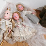 16.11.2022. Pińczów. Przygotowania do otwarcia wystawy pt. „Jej wysokość Lalka”. / Fot. Marta Gajda-Kruk - Radio Kielce