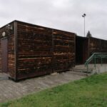 17.11.2022. Pińczów. Obecne zaplecze sportowe przy boisku Orlik w Pińczowie, przy Szkole Podstawowej nr 2 na Grodzisku / Fot. Marta Gajda-Kruk - Radio Kielce