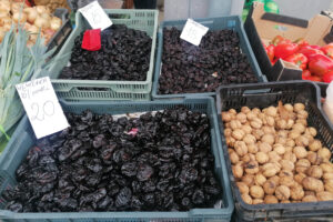 23.11.2022. Busko-Zdrój. Plac targowy przy ulicy Stawowej / Fot. Marta Gajda-Kruk / Radio Kielce