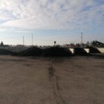 Tani węgiel trafił do pierwszych mieszkańców regionu - Radio Kielce Skład węgla w Kazimierzy Wielkiej przy ul. Kolejowej / Fot. Marta Gajda-Kruk - Radio Kielce