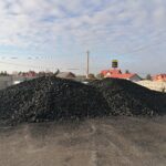 Tani węgiel trafił do pierwszych mieszkańców regionu - Radio Kielce Skład węgla w Kazimierzy Wielkiej przy ul. Kolejowej / Fot. Marta Gajda-Kruk - Radio Kielce