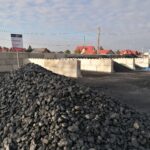 Tani węgiel trafił do pierwszych mieszkańców regionu - Radio Kielce Skład węgla w Kazimierzy Wielkiej przy ul. Kolejowej / Fot. Marta Gajda-Kruk - Radio Kielce