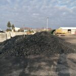 Tani węgiel trafił do pierwszych mieszkańców regionu - Radio Kielce Skład węgla w Kazimierzy Wielkiej przy ul. Kolejowej / Fot. Marta Gajda-Kruk - Radio Kielce