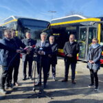 04.11.2022 Kielce. MPK. Otwarcie stacji napełniania sprężonym gazem ziemnym (CNG). Na zdjęciu od lewej: przewodniczący rady miasta Jarosław Karyś, senator Krzysztof Słoń, prezes MPK Zbigniew Piękny, wiceprezes zarządu Polskiego Górnictwa Naftowego i Gazownictwa Obrót Detaliczny Marcin Szczudło i zastępca prezydenta Kielc Agata Wojda / Fot. Jarosław Kubalski - Radio Kielce