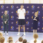 14.11.2022. Chmielnik. Gwiazdy sportu prowadzą zajęcia dla dzieci. Na zdjęciu (od lewej): Agnieszka Kobus-Zawojska, Cezary Trybański i wiceminister Anna Krupka. / Fot. Jarosław Kubalski - Radio Kielce