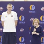 14.11.2022. Chmielnik. Gwiazdy sportu prowadzą zajęcia dla dzieci. Na zdjęciu (od lewej): Cezary Trybański i wiceminister Anna Krupka. / Fot. Jarosław Kubalski - Radio Kielce