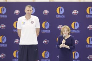 14.11.2022. Chmielnik. Gwiazdy sportu prowadzą zajęcia dla dzieci. Na zdjęciu (od lewej): Cezary Trybański i wiceminister Anna Krupka. / Fot. Jarosław Kubalski - Radio Kielce