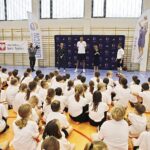 14.11.2022. Chmielnik. Gwiazdy sportu prowadzą zajęcia dla dzieci. / Fot. Jarosław Kubalski - Radio Kielce