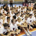 14.11.2022. Chmielnik. Gwiazdy sportu prowadzą zajęcia dla dzieci. / Fot. Jarosław Kubalski - Radio Kielce
