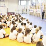 14.11.2022. Chmielnik. Gwiazdy sportu prowadzą zajęcia dla dzieci. / Fot. Jarosław Kubalski - Radio Kielce