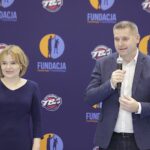 14.11.2022. Chmielnik. Gwiazdy sportu prowadzą zajęcia dla dzieci. Na zdjęciu (od lewej): wiceminister Anna Krupka i Paweł Wójcik - burmistrz Chmielnika. / Fot. Jarosław Kubalski - Radio Kielce