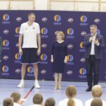 14.11.2022. Chmielnik. Gwiazdy sportu prowadzą zajęcia dla dzieci. Na zdjęciu (od lewej): Cezary Trybański, wiceminister Anna Krupka i Paweł Wójcik - burmistrz Chmielnika. / Fot. Jarosław Kubalski - Radio Kielce