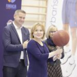 14.11.2022. Chmielnik. Gwiazdy sportu prowadzą zajęcia dla dzieci. Na zdjęciu (od lewej): Paweł Wójcik - burmistrz Chmielnika i wiceminister Anna Krupka. / Fot. Jarosław Kubalski - Radio Kielce