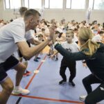 14.11.2022. Chmielnik. Gwiazdy sportu prowadzą zajęcia dla dzieci. / Fot. Jarosław Kubalski - Radio Kielce