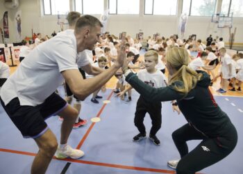 14.11.2022. Chmielnik. Gwiazdy sportu prowadzą zajęcia dla dzieci. / Fot. Jarosław Kubalski - Radio Kielce