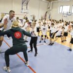 14.11.2022. Chmielnik. Gwiazdy sportu prowadzą zajęcia dla dzieci. / Fot. Jarosław Kubalski - Radio Kielce