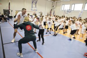 14.11.2022. Chmielnik. Gwiazdy sportu prowadzą zajęcia dla dzieci. / Fot. Jarosław Kubalski - Radio Kielce