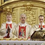 11.11.2022. Kielce. Katedra. Msza za ojczyznę. Na zdjęciu (w środku): biskup Jan Piotrowski / Fot. Jarosław Kubalski - Radio Kielce