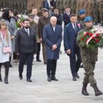 11.11.2022. Kielce. Plac Wolności. Wojewódzkie obchody Narodowego Święta Niepodległości. Na zdjęciu (od lewej): Izabela Boguszewska, Filip Strząbała, Grzegorz Żmuda - współprzewodniczący Nowej Lewicy w regionie, Marcin Chłodnicki / Fot. Jarosław Kubalski - Radio Kielce