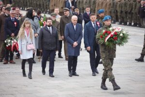 11.11.2022. Kielce. Plac Wolności. Wojewódzkie obchody Narodowego Święta Niepodległości. Na zdjęciu (od lewej): Izabela Boguszewska, Filip Strząbała, Grzegorz Żmuda - współprzewodniczący Nowej Lewicy w regionie, Marcin Chłodnicki / Fot. Jarosław Kubalski - Radio Kielce