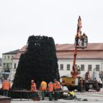 Kielce. Montaż choinki na Rynku / Fot. Jarosław Kubalski - Radio Kielce