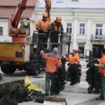 Kielce. Montaż choinki na Rynku / Fot. Jarosław Kubalski - Radio Kielce