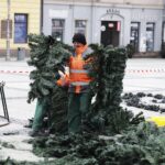 Kielce. Montaż choinki na Rynku / Fot. Jarosław Kubalski - Radio Kielce